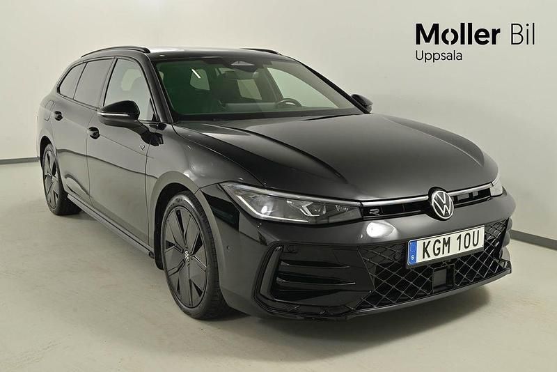 Svart (grenadilla black metallic) Begagnad 2024 VW Passat R-line Kombi | 479 900 kr - Bild 1/4