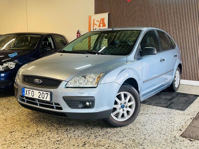 Ljusblå (blå) Begagnad 2006 Ford Focus Halvkombi | 23 900 kr - Bild 1/4