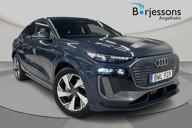 Blå Ny 2025 Audi Q6 Sportback e-tron S-Line SUV | 782 100 kr - Bild 1/4