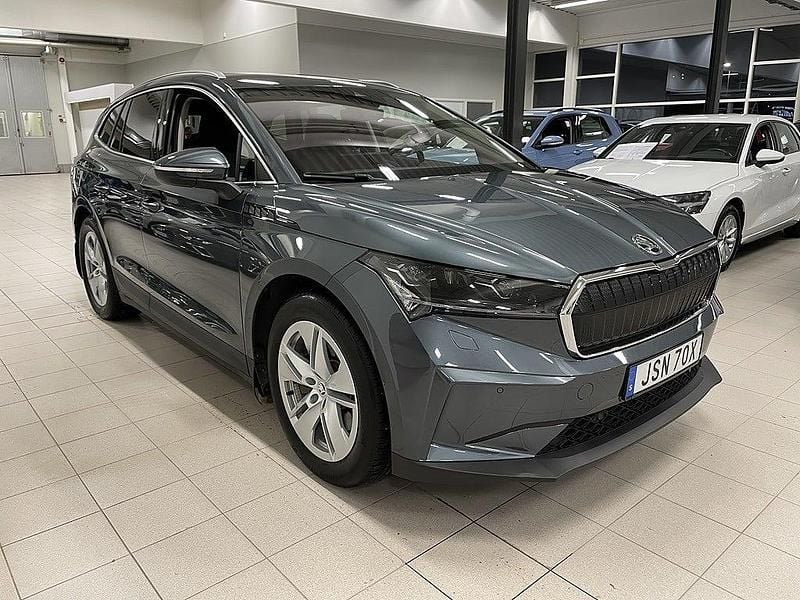 Grå Begagnad 2022 Skoda Enyaq iV SUV | 349 900 kr (Bra pris) - Bild 1/4