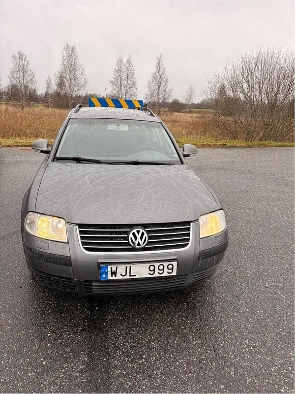 Grå Begagnad 2005 VW Passat Basis Kombi | 21 000 kr (Marknadspris) - Bild 1/4