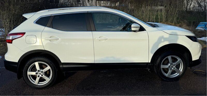 Vit Begagnad 2017 Nissan Qashqai 360º SUV | 129 000 kr (Marknadspris) - Bild 1/4