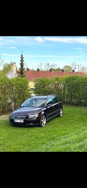 Röd Begagnad 2005 Volvo V50 Kinetic Kombi | 23 000 kr (Lite dyr) - Bild 1/4