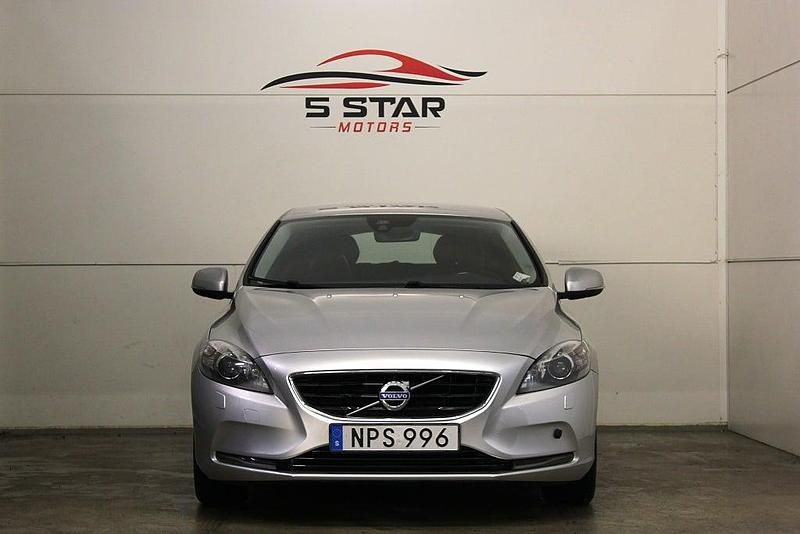 Begagnad Volvo V40 Momentum 116 HK (85 kW) 2015 Silver Halvkombi