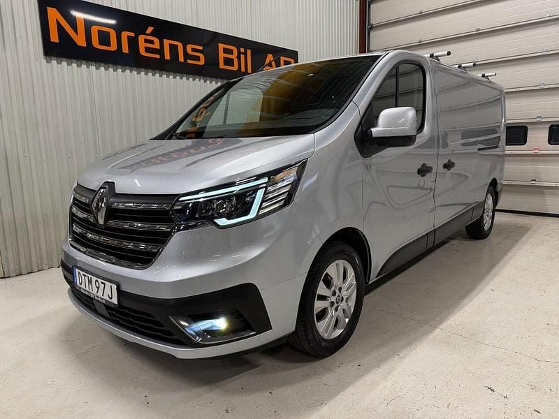 Grå Begagnad 2023 Renault Trafic Van | 339 000 kr (Dyr) - Bild 1/4