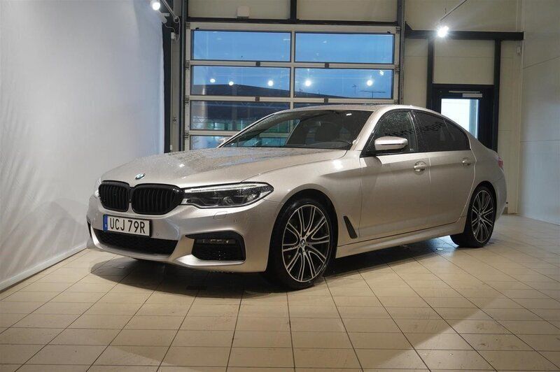 Ljusgrå Begagnad 2019 BMW 520 M Sport Sedan | 319 900 kr (Marknadspris) - Bild 1/4