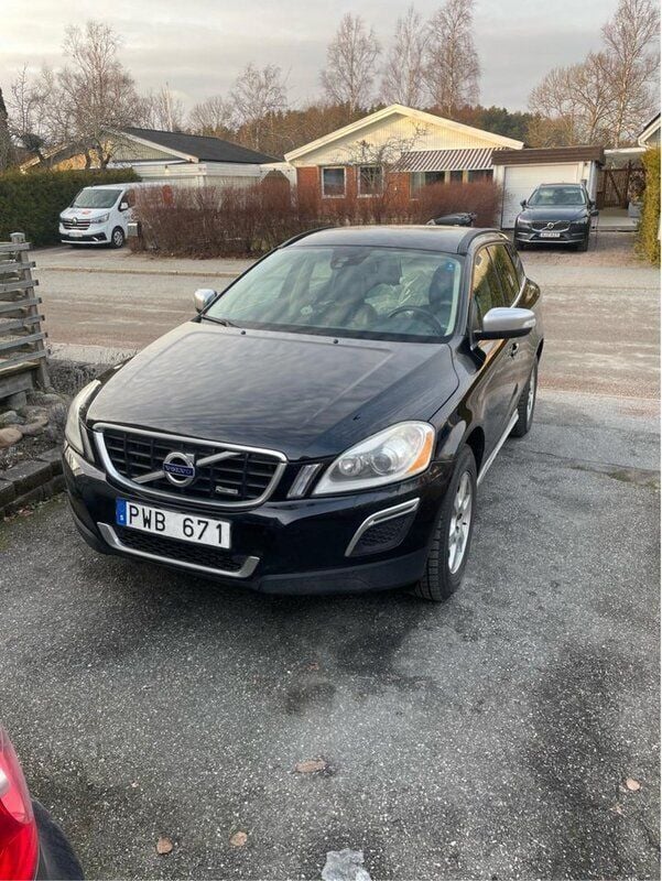 Svart Begagnad 2013 Volvo XC60 R-Design SUV | 74 500 kr (Superpris) - Bild 1/4