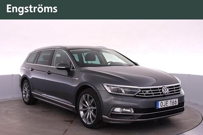 Mörkgrå Begagnad 2016 VW Passat R-line Kombi | 169 000 kr (Marknadspris) - Bild 1/4