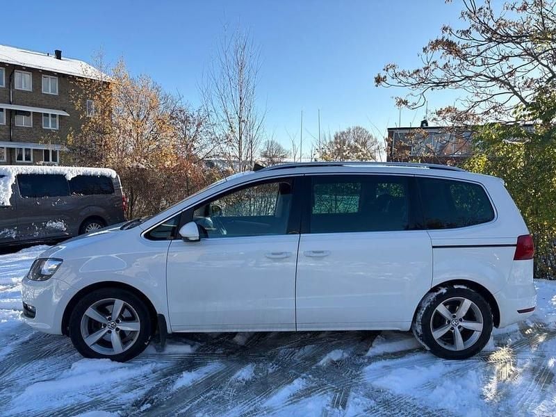 Vit Begagnad 2015 VW Sharan Minibuss | 115 000 kr (Marknadspris) - Bild 1/4