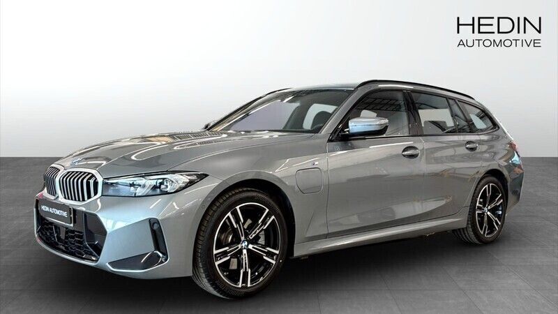Grå (grey) Begagnad 2025 BMW 330e M Sport Kombi | 548 700 kr - Bild 1/4