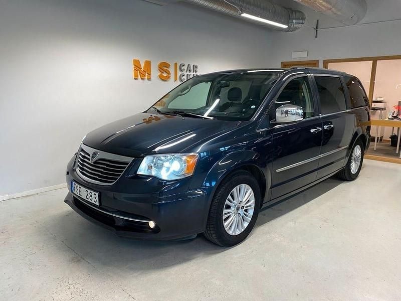 Blå Begagnad 2013 Lancia Voyager Minibuss | 119 900 kr (Marknadspris) - Bild 1/4