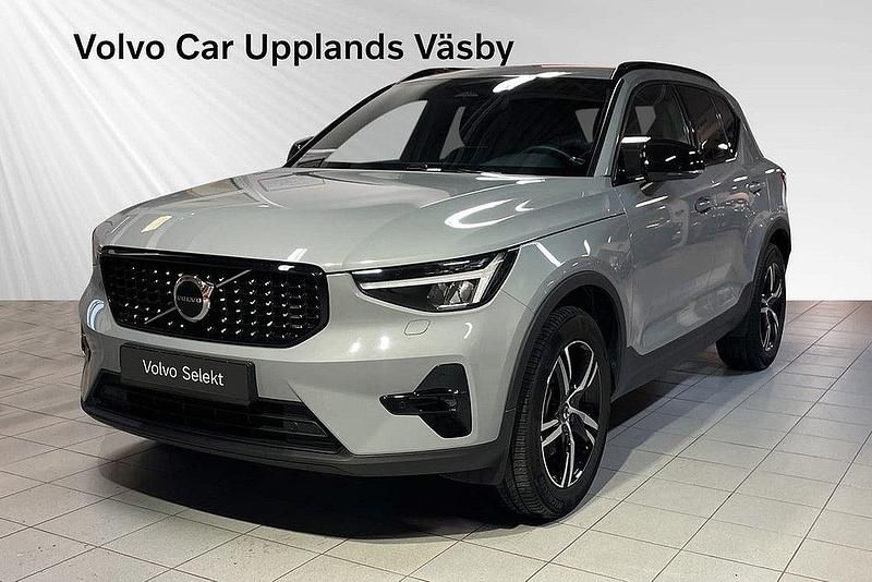 Grå Begagnad 2024 Volvo XC40 Plus SUV | 399 900 kr (Lite dyr) - Bild 1/3