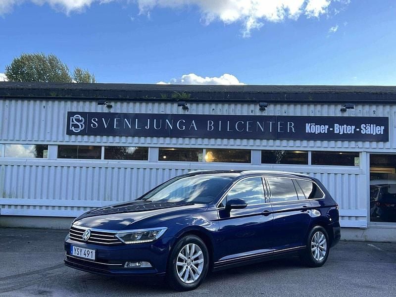 Mörkblå (blå) Begagnad 2019 VW Passat Kombi | 139 900 kr (Bra pris) - Bild 1/4