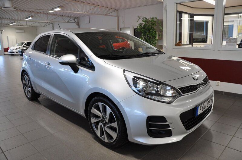 Grå Begagnad 2015 Kia Rio Halvkombi | 112 500 kr (Lite dyr) - Bild 1/4