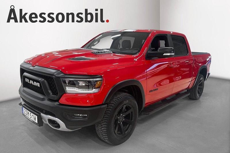 Röd Begagnad 2019 RAM 1500 Pickup | 573 750 kr (Marknadspris) - Bild 1/4