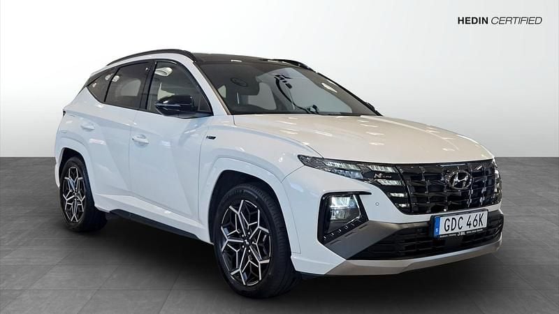 Vit (white) Begagnad 2022 Hyundai Tucson N Line SUV | 339 900 kr (Marknadspris) - Bild 1/4