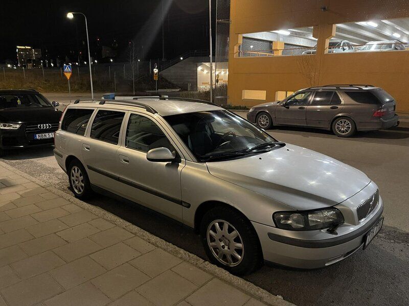 Grå Begagnad 2003 Volvo V70 Kombi | 16 000 kr (Bra pris) - Bild 1/4