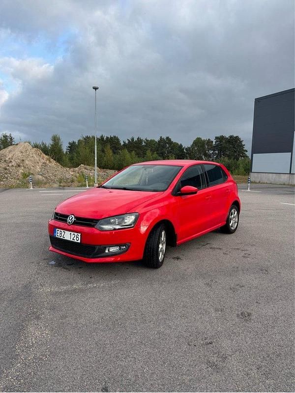 Röd Begagnad 2014 VW Polo Halvkombi | 65 000 kr (Bra pris) - Bild 1/4