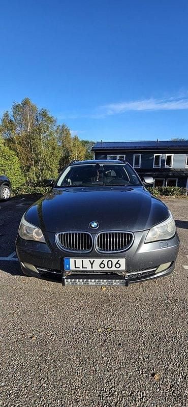 Grå Begagnad 2008 BMW 525 Kombi | 55 000 kr (Marknadspris) - Bild 1/4