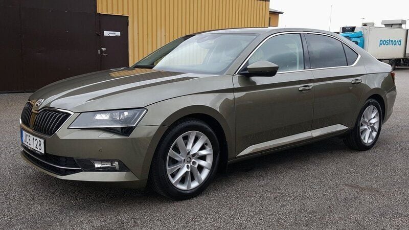 Ljusgrön Begagnad 2016 Skoda Superb Style Halvkombi | 219 000 kr (Marknadspris) - Bild 1/4