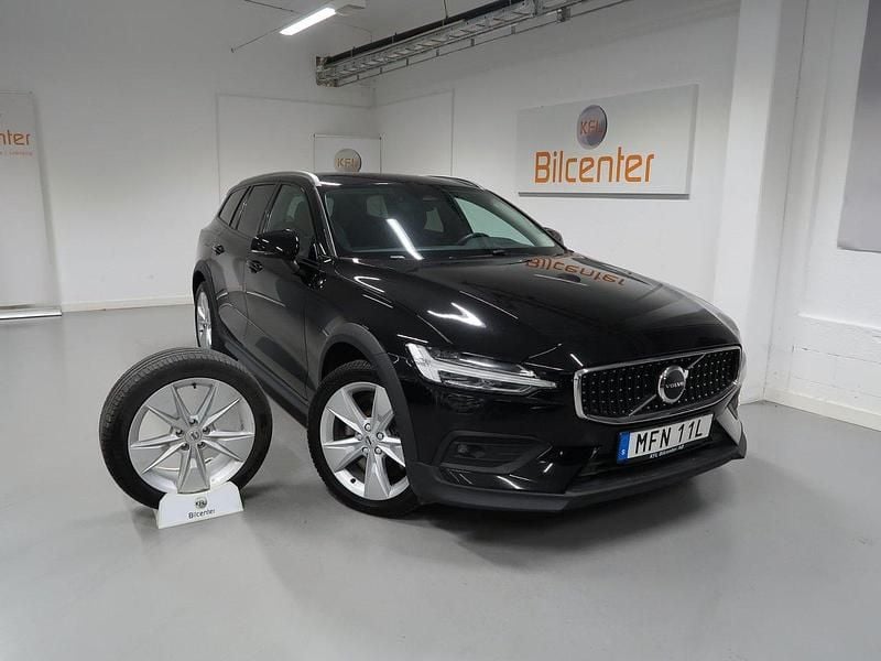 Svart Begagnad 2022 Volvo V60 CC Kombi | 329 900 kr (Marknadspris) - Bild 1/3