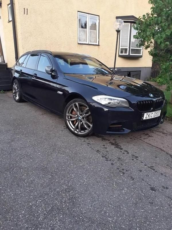 Begagnad BMW M550 381 HK (280 kW) 2012 Blåsvart Sedan