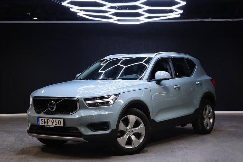 Ljusblå (blå) Begagnad 2019 Volvo XC40 Momentum SUV | 299 900 kr (Bra pris) - Bild 1/4