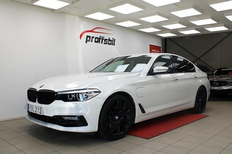Vit Begagnad 2017 BMW 530e iPerformance Sedan | 199 500 kr (Dyr) - Bild 1/4