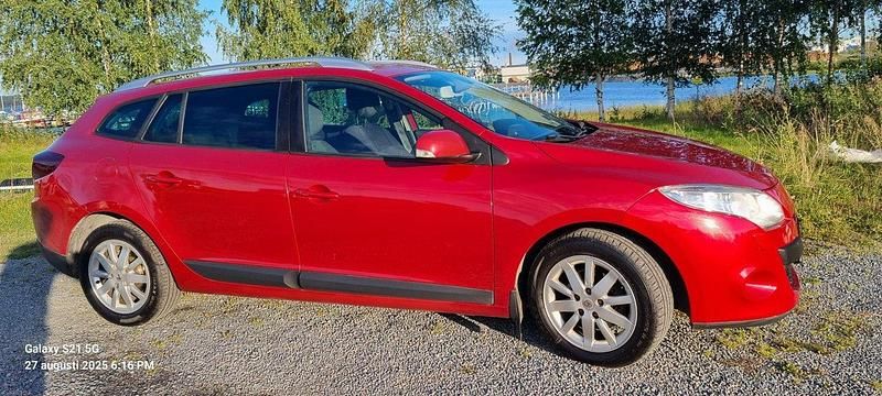 Röd Begagnad 2011 Renault Mégane GrandTour Kombi | 39 000 kr (Marknadspris) - Bild 1/4