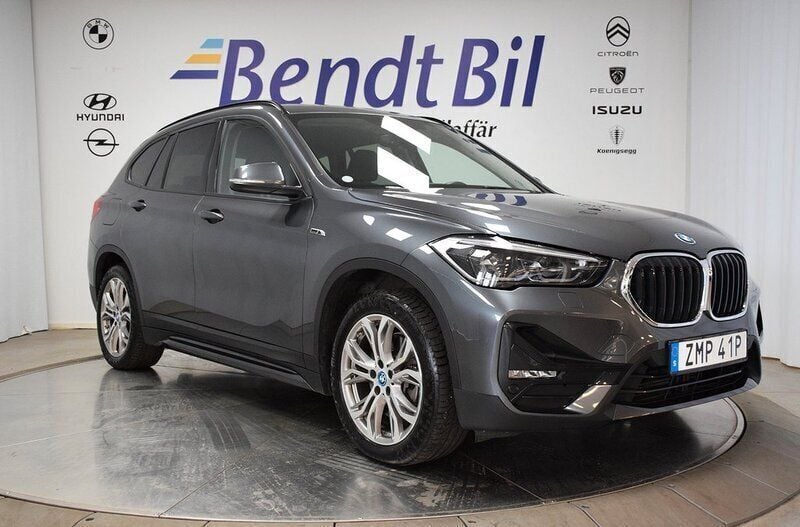 Grå Begagnad 2021 BMW X1 Sport Line SUV | 329 500 kr (Marknadspris) - Bild 1/3