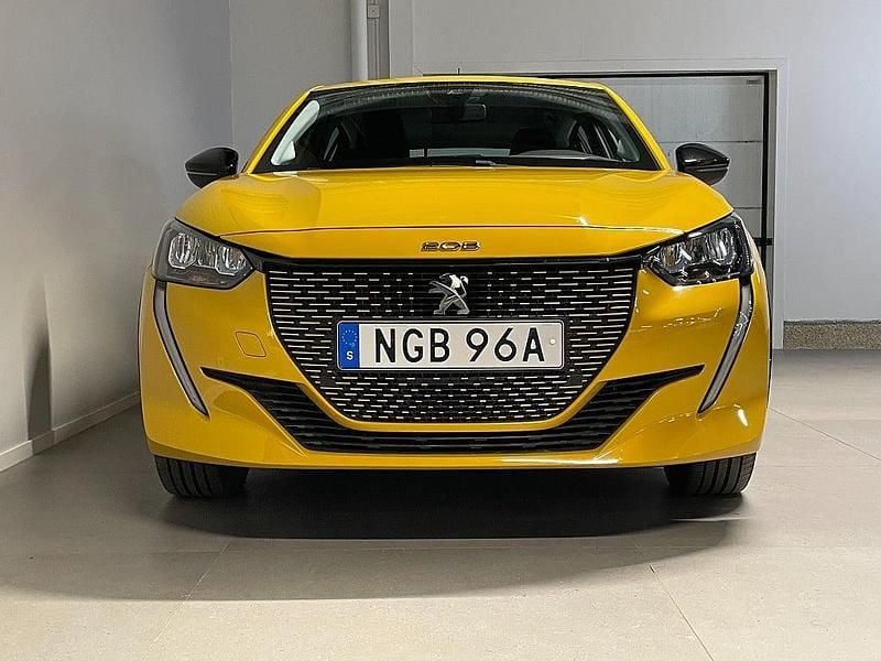 Begagnad Peugeot e-208 Active 100 kW (136 HK) 2022 Gul Halvkombi