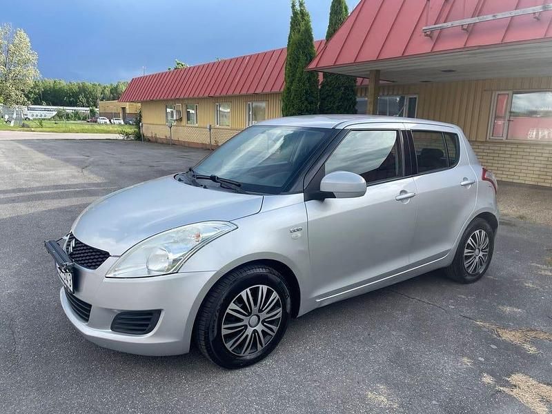 Grå Begagnad 2011 Suzuki Swift Halvkombi | 39 900 kr (Bra pris) - Bild 1/4