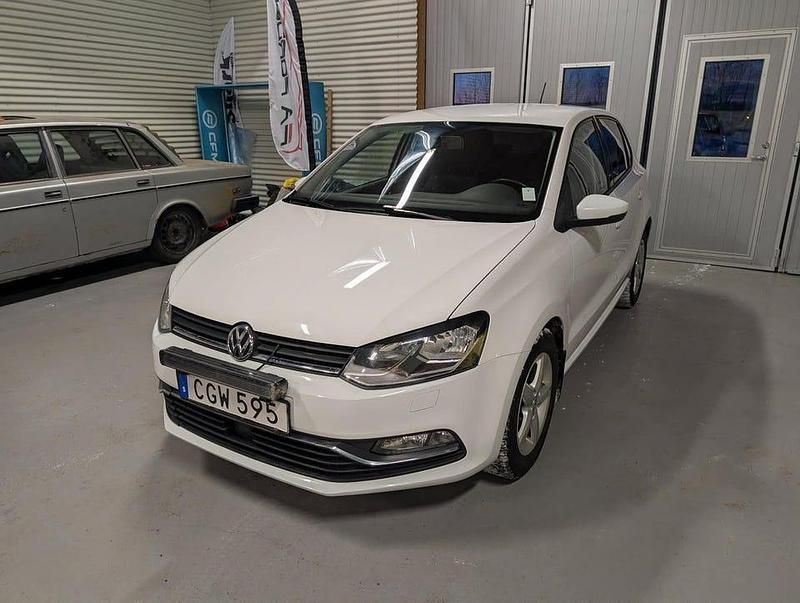 Vit Begagnad 2017 VW Polo Halvkombi | 107 500 kr (Marknadspris) - Bild 1/4