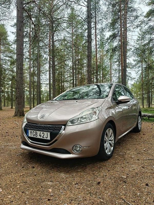 Röd Begagnad 2012 Peugeot 208 Halvkombi | 47 000 kr (Marknadspris) - Bild 1/4