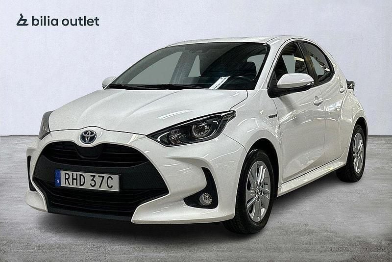 Vit Begagnad 2021 Toyota Yaris Hybrid Active Halvkombi | 184 900 kr (Marknadspris) - Bild 1/3
