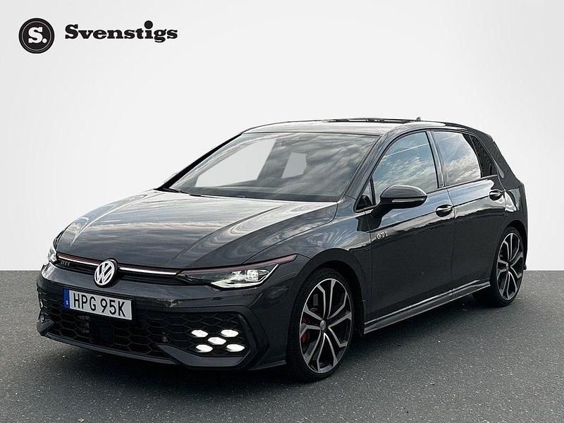 Mörkgrå Begagnad 2025 VW Golf VIII GTI Kombi | 388 700 kr (Marknadspris) - Bild 1/4
