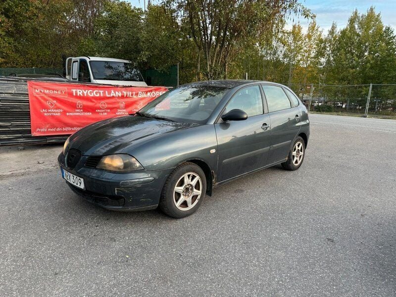 Mörkblå Begagnad 2005 Seat Ibiza Halvkombi | 7 900 kr (Superpris) - Bild 1/4