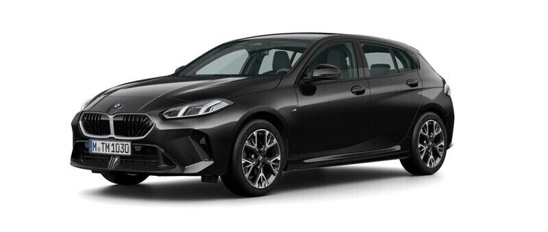 Svart (black sapphire metallic) Ny 2025 BMW 120 Shadowline Halvkombi | 441 700 kr (Lite dyr) - Bild 1/4