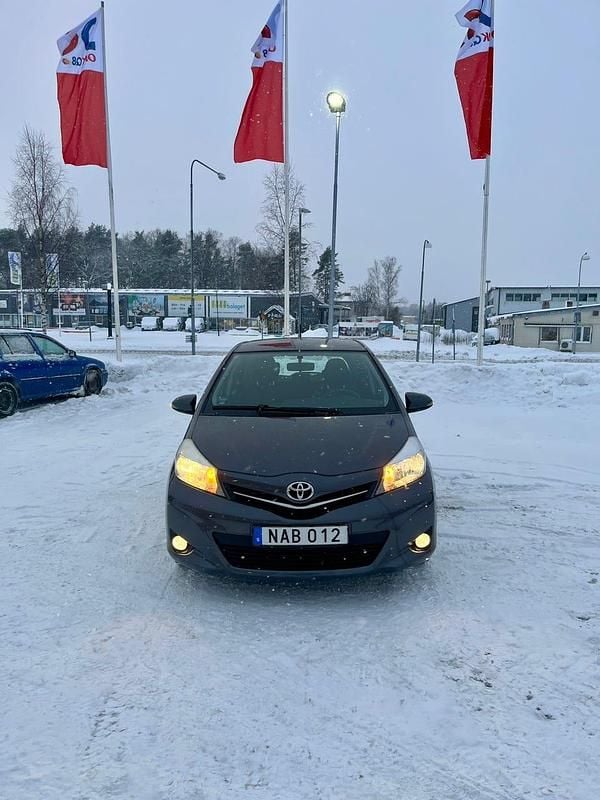 Begagnad 2012 Toyota Yaris Halvkombi | 55 000 kr (Marknadspris) - Bild 1/4