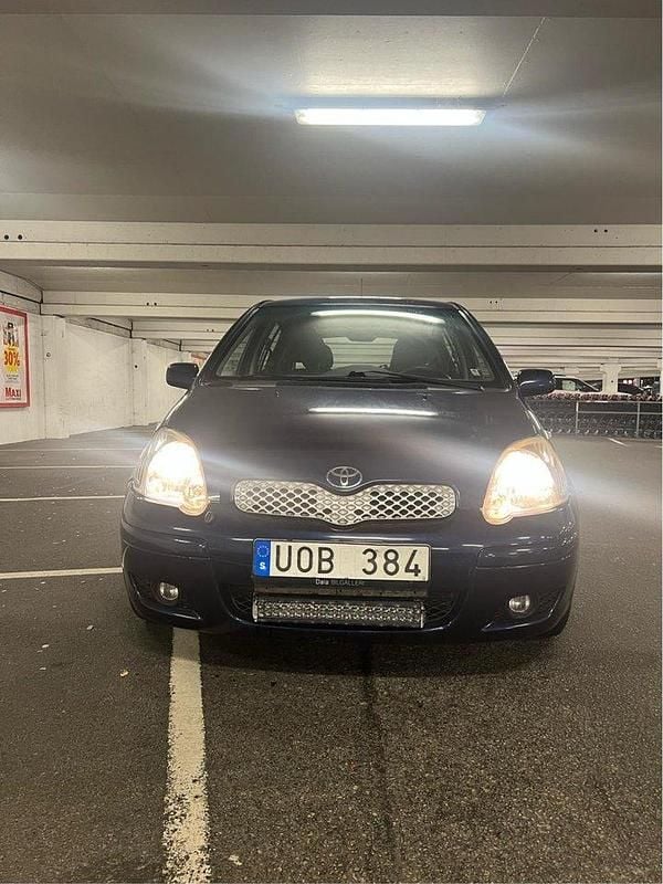 Begagnad 2004 Toyota Yaris Halvkombi | 35 000 kr (Lite dyr) - Bild 1/4