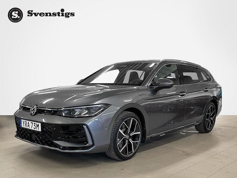 Mörkgrå (diabase grey metallic) Begagnad 2025 VW Passat R-line Kombi | 494 900 kr - Bild 1/4