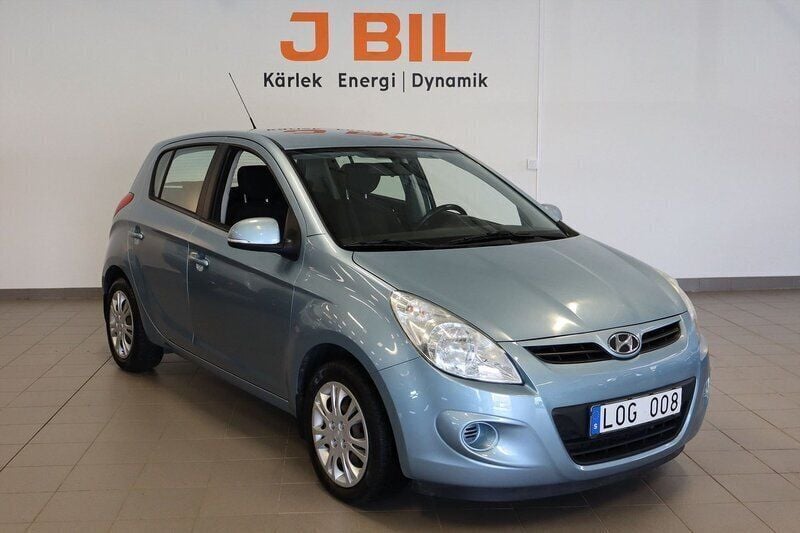 Ljusblå Begagnad 2011 Hyundai i20 Select Halvkombi | 59 900 kr (Lite dyr) - Bild 1/4