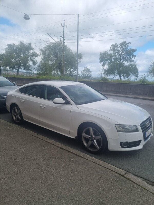 Vit Begagnad 2011 Audi A5 Sportkupé | 100 000 kr (Bra pris) - Bild 1/4