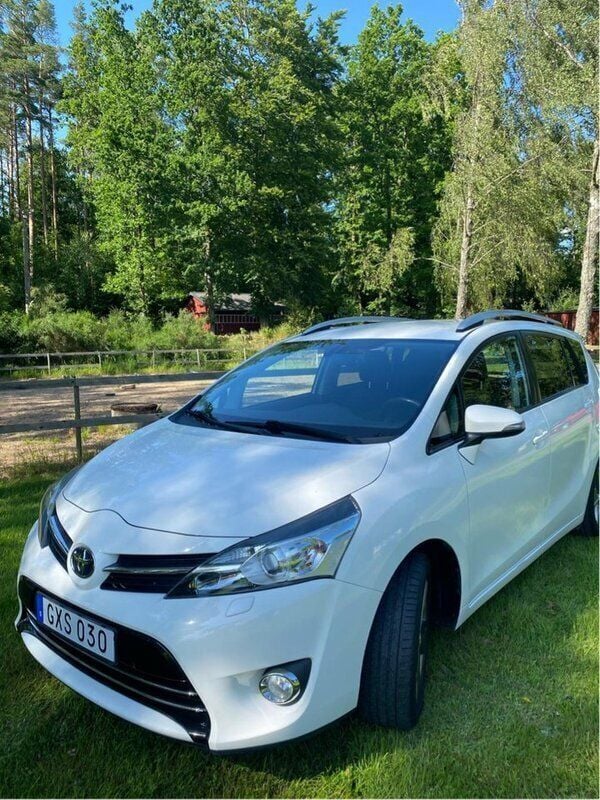 Vit Begagnad 2015 Toyota Verso Minibuss | 97 000 kr (Bra pris) - Bild 1/4