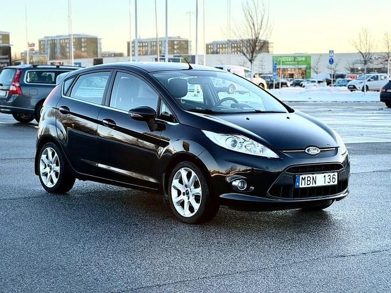 Svart Begagnad 2012 Ford Fiesta Titanium Halvkombi | 44 800 kr (Marknadspris) - Bild 1/4
