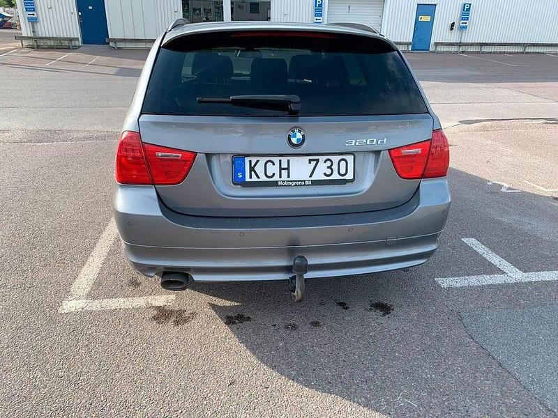 Begagnad BMW 320 184 HK (135 kW) 2011 Grå Kombi