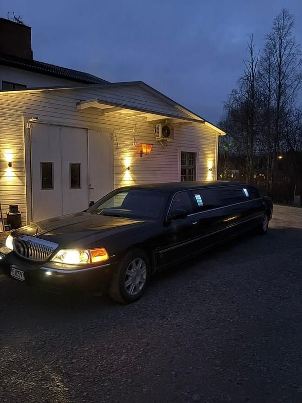 Begagnad 2008 Lincoln Town Car Sedan | 99 900 kr - Bild 1/4