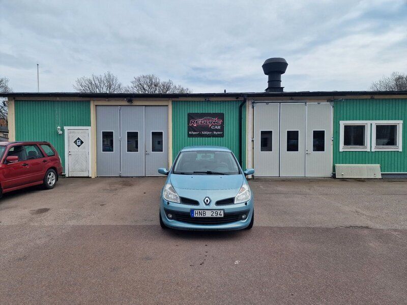 Ljusblå (blå) Begagnad 2008 Renault Clio R.S. Halvkombi | 32 000 kr (Marknadspris) - Bild 1/4