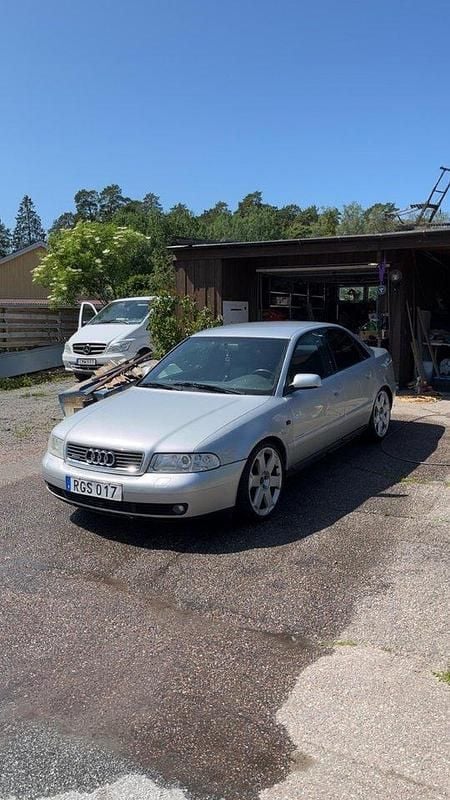 Grå Begagnad 2000 Audi A4 Sedan | 30 000 kr (Marknadspris) - Bild 1/3