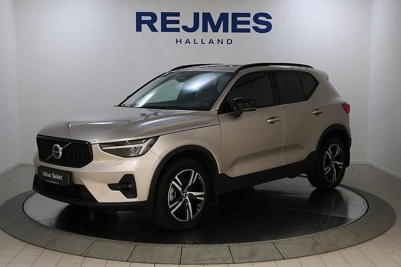 Ljusgrå Begagnad 2024 Volvo XC40 Plus SUV | 359 500 kr (Marknadspris) - Bild 1/4
